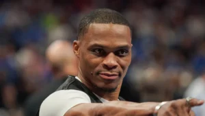 Russell Westbrook en bord de terrain lors d'un match NBA, le bras tendu