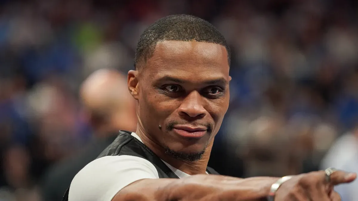 Russell Westbrook en bord de terrain lors d'un match NBA, le bras tendu