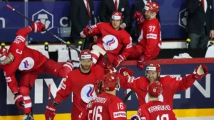 Les joueurs de l'équipe de Russie de hockey sur glace fêtent un but au championnat du monde 2021 à Riga