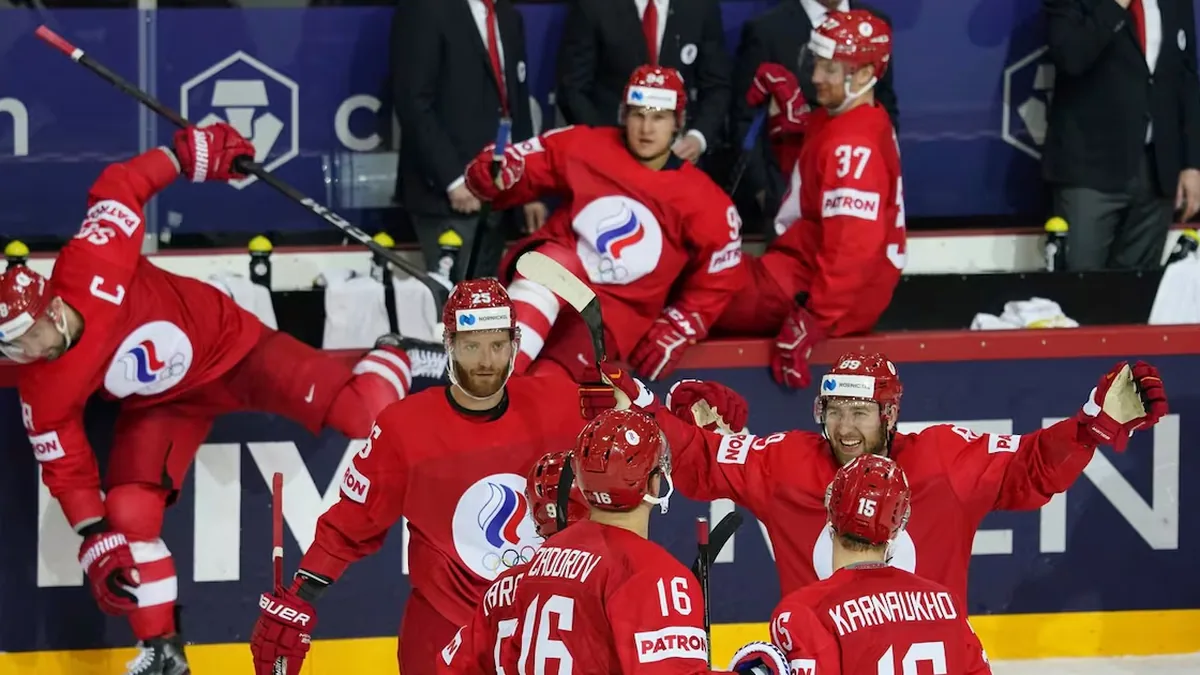 Les joueurs de l'équipe de Russie de hockey sur glace fêtent un but au championnat du monde 2021 à Riga