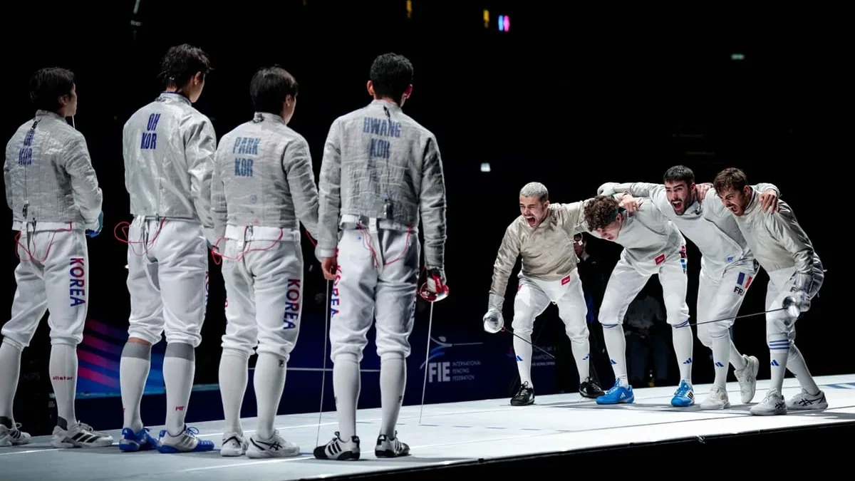 Les sabreurs français célèbrent face à la Corée du Sud aux Championnats du monde d'escrime, juillet 2026