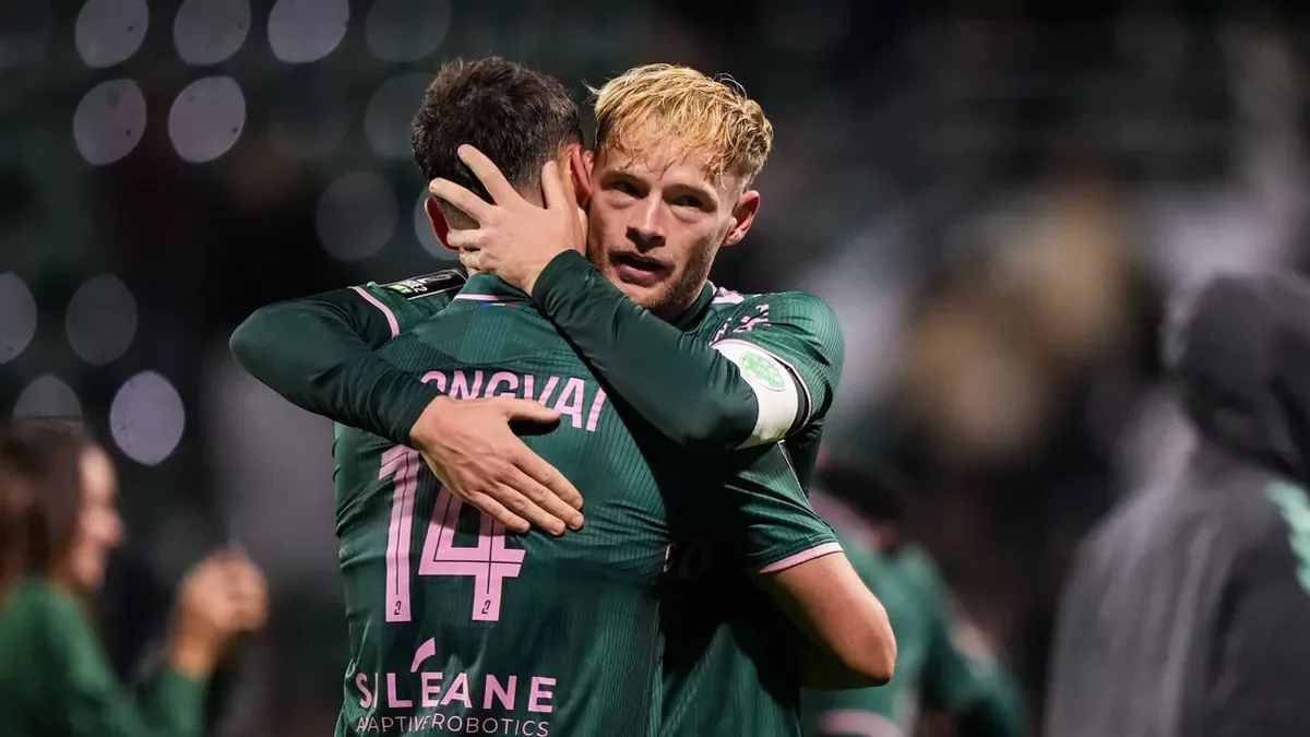 Áron Csongvai et un coéquipier de Saint-Étienne se félicitent en fin de match, octobre 2026