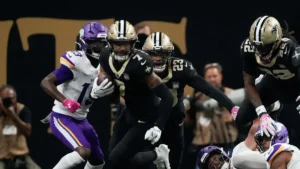 Un défenseur des New Orleans Saints balle en main face aux Minnesota Vikings au Caesars Superdome, octobre 2026