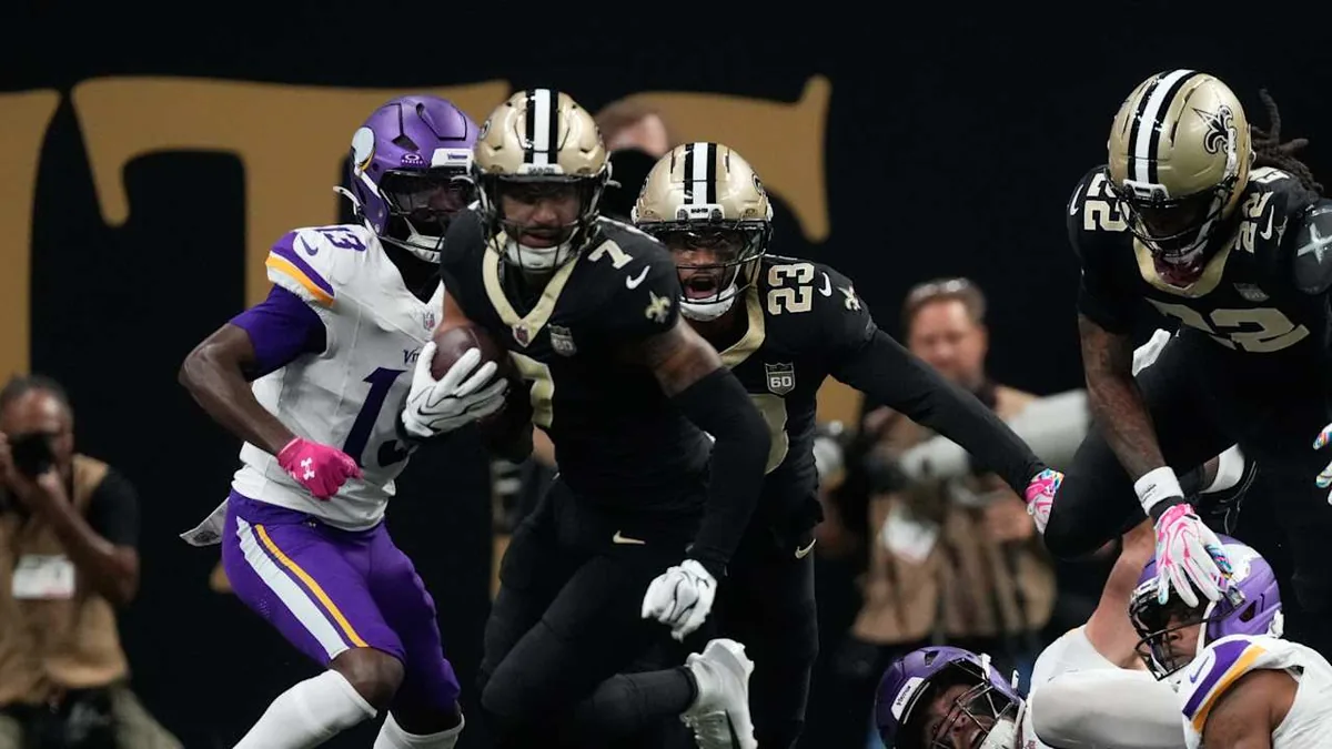 Un défenseur des New Orleans Saints balle en main face aux Minnesota Vikings au Caesars Superdome, octobre 2026