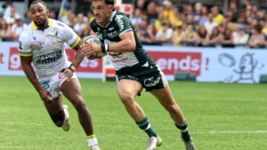 Grégoire Arfeuil, ballon en main sous le maillot de la Section paloise face à Clermont, septembre 2025