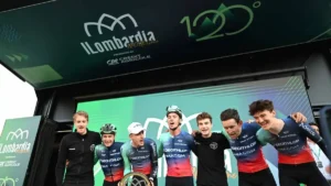 Paul Seixas fête sa victoire au Tour de Lombardie avec ses coéquipiers de Decathlon-CMA CGM, octobre 2026