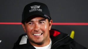 Sergio Pérez, casquette Cadillac Formula 1 Team, souriant en conférence de presse, saison 2026