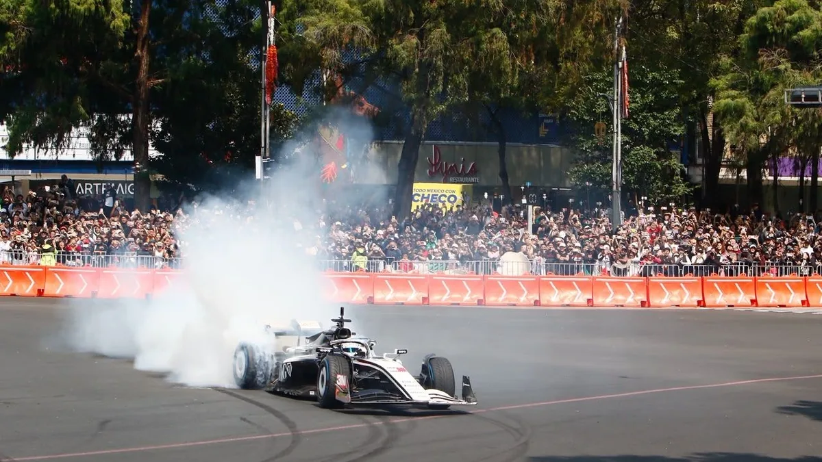 La Cadillac de Sergio Pérez en démonstration sur le Paseo de la Reforma à Mexico devant la foule, octobre 2026