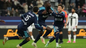 Lassine Sinayoko et les joueurs du Paris FC célèbrent un but contre Rennes en Ligue 1, octobre 2026