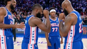Joel Embiid, Jaylen Brown et VJ Edgecombe sous le maillot des Philadelphia 76ers, saison 2026-2027