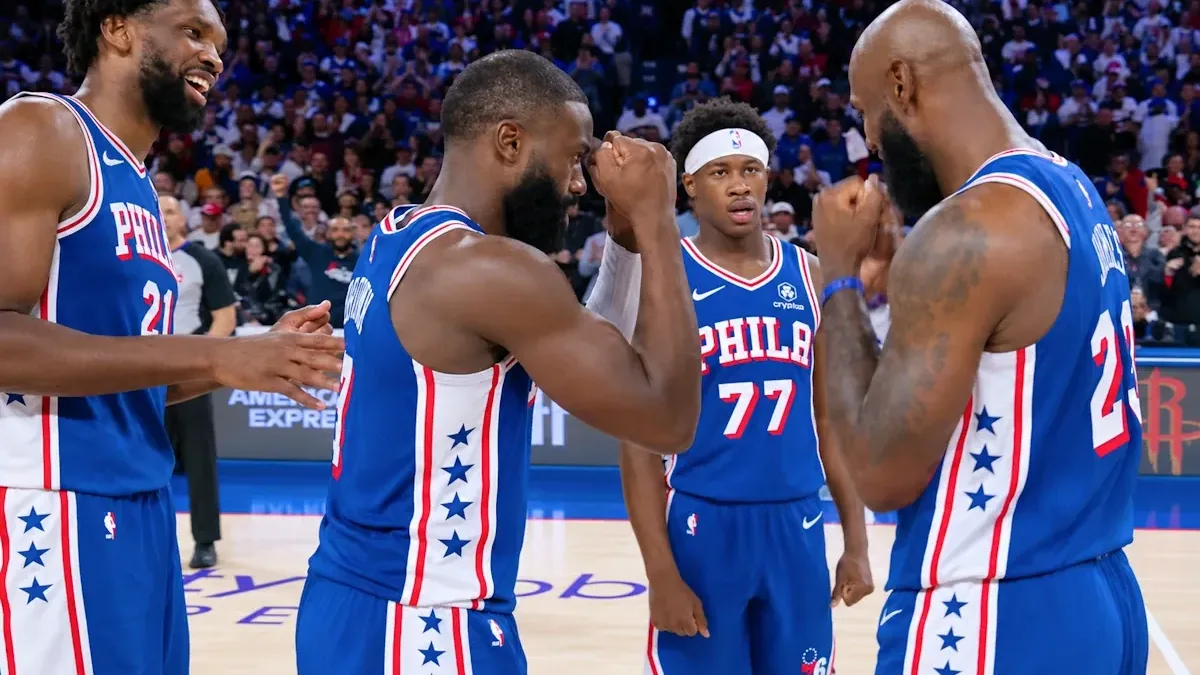 Joel Embiid, Jaylen Brown et VJ Edgecombe sous le maillot des Philadelphia 76ers, saison 2026-2027