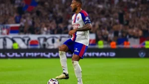 Corentin Tolisso balle au pied sous le maillot de l'Olympique Lyonnais en Ligue 1 au Groupama Stadium