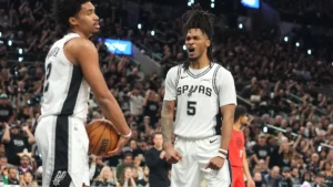 Dylan Harper et Stephon Castle sous le maillot des San Antonio Spurs au Frost Bank Center