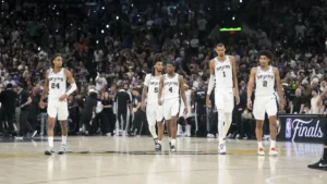 Vassell, Castle, Fox, Wembanyama et Harper sous le maillot des Spurs pendant la finale NBA, juin 2026