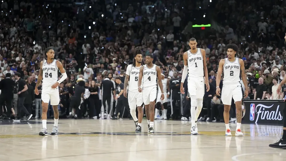 Vassell, Castle, Fox, Wembanyama et Harper sous le maillot des Spurs pendant la finale NBA, juin 2026