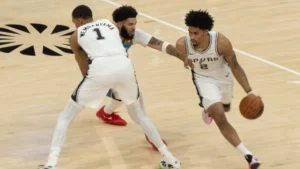 Dylan Harper balle en main et Victor Wembanyama face au Thunder en finale de conférence Ouest, mai 2026