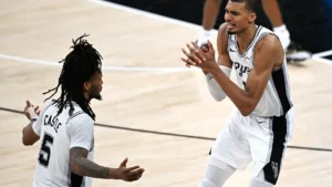 Victor Wembanyama et Stephon Castle sous le maillot blanc des San Antonio Spurs, en match NBA