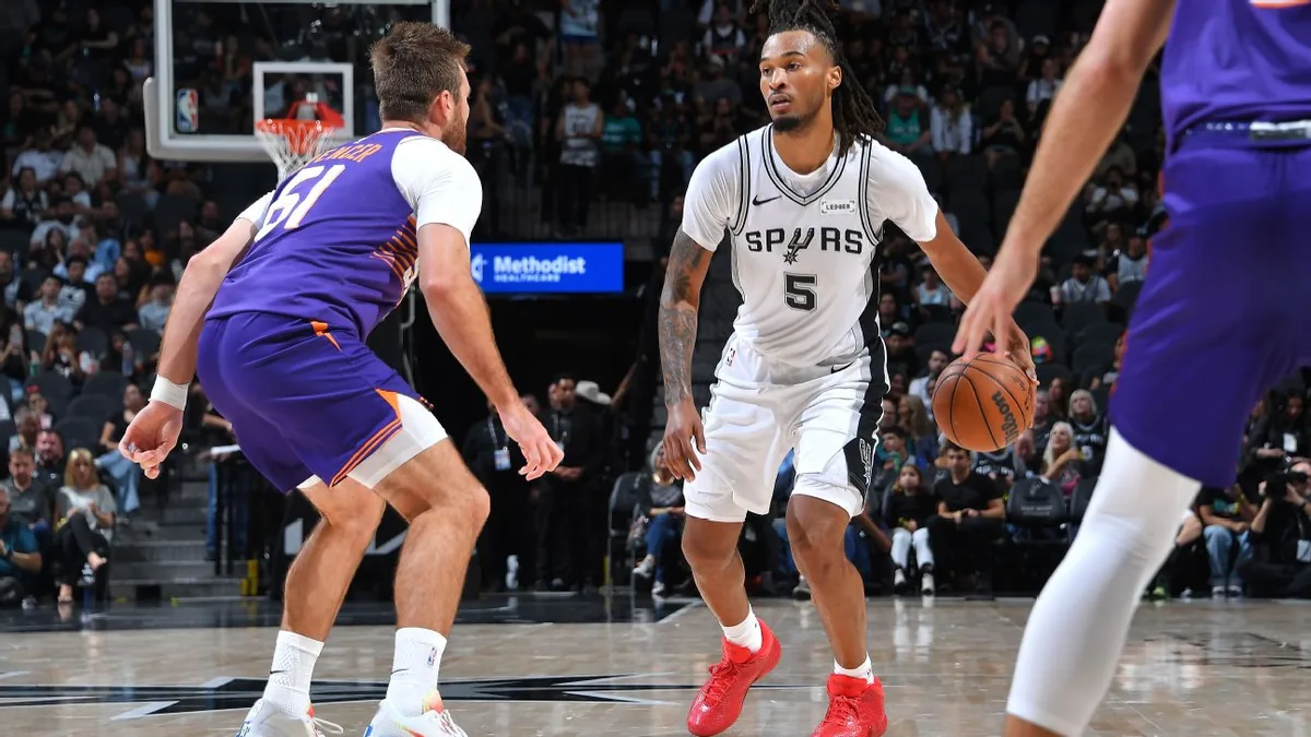 Stephon Castle mène le jeu des San Antonio Spurs face aux Phoenix Suns en présaison, octobre 2026