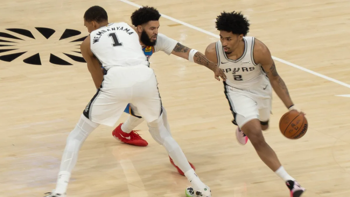 Victor Wembanyama pose un écran pour Dylan Harper face au Thunder en finale de conférence Ouest, mai 2026