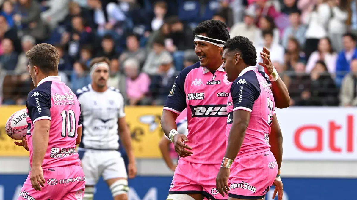 Joueurs du Stade Français en maillot rose célébrant un essai face à Montpellier à Jean-Bouin, octobre 2026