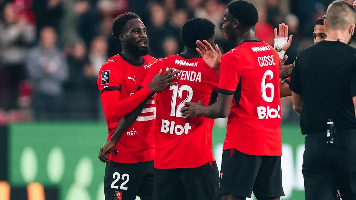 Eliezer Mayenda et Djaoui Cissé se félicitent avec leurs coéquipiers rennais lors de Rennes-Auxerre, octobre 2026