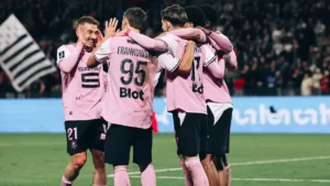 Les joueurs du Stade Rennais, dont Przemyslaw Frankowski, célèbrent un but face à Strasbourg au Roazhon Park, octobre 2026