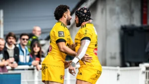 Joueurs du Stade Rochelais célébrant un essai à Lyon en Top 14, octobre 2026