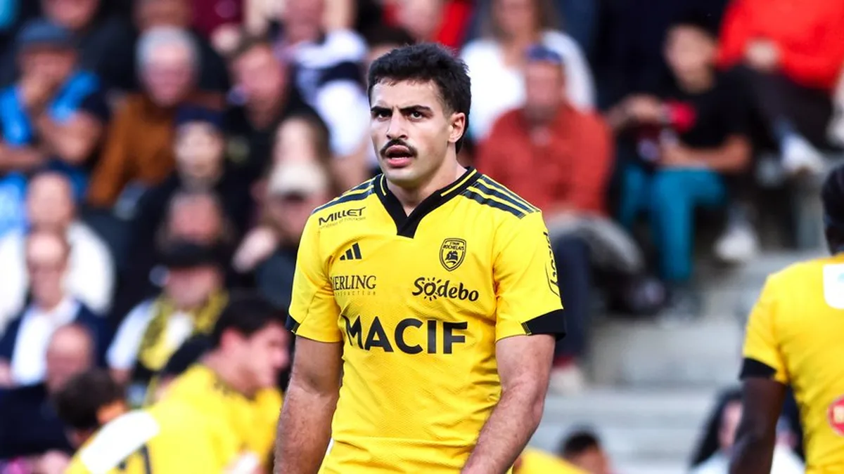 Un joueur du Stade Rochelais sous le maillot jaune du club lors d'un match de Top 14