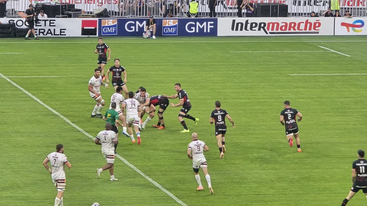 Les joueurs du Stade Toulousain en maillot noir face à Bordeaux-Bègles en Top 14, juin 2025