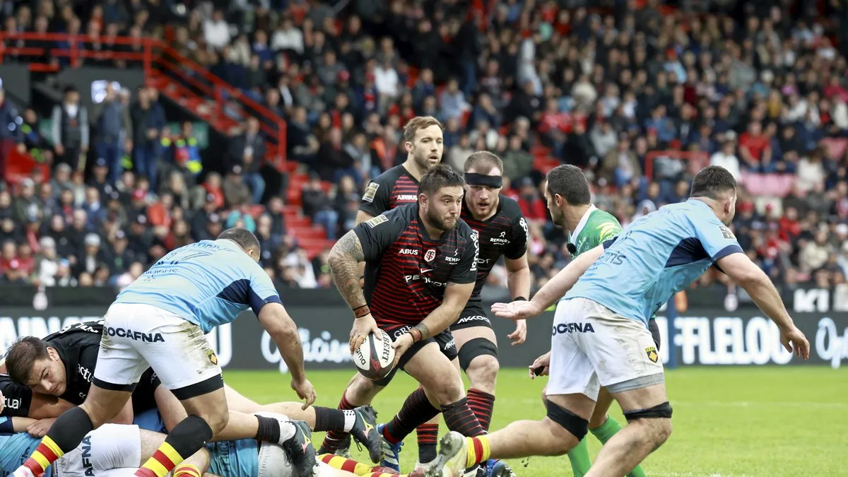 Un joueur du Stade Toulousain balle en main face aux Catalans de Perpignan à Ernest-Wallon en Top 14