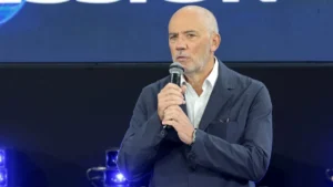 Stéphane Richard, président de l'OM, micro en main lors d'une prise de parole publique en 2026