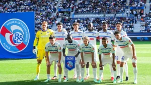 Le onze du RC Strasbourg Alsace posant avant un match de Ligue 1 de la saison 2026-2027