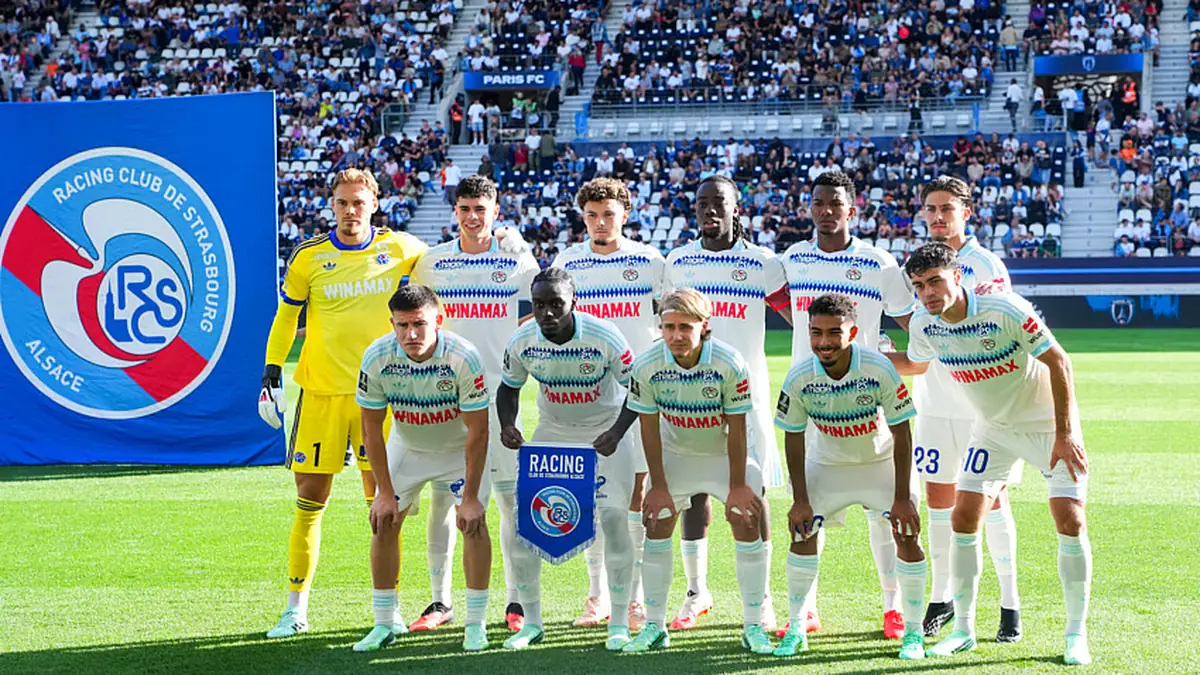Le onze du RC Strasbourg Alsace posant avant un match de Ligue 1 de la saison 2026-2027