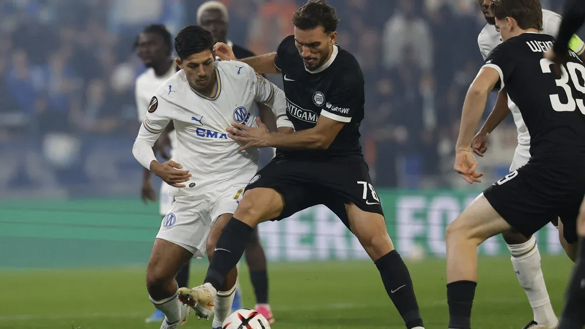 Kelyann Bezahaf, sous le maillot de l'OM, au duel avec Valmir Matoshi lors de Sturm Graz-OM, octobre 2026