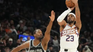 Harrison Barnes, des San Antonio Spurs, au contre sur un tir d'un joueur des Phoenix Suns, présaison NBA, octobre 2026