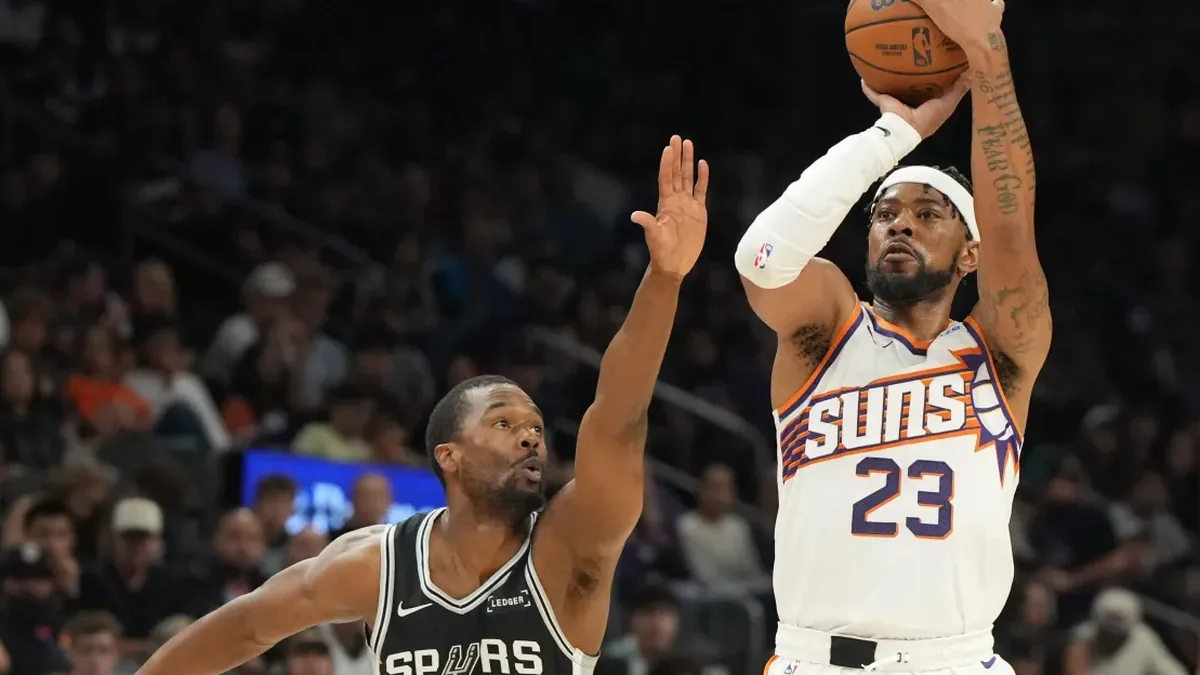 Harrison Barnes, des San Antonio Spurs, au contre sur un tir d'un joueur des Phoenix Suns, présaison NBA, octobre 2026
