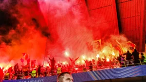 Supporters du RC Lens et leurs fumigènes dans le parcage visiteurs de Bruges, Ligue des champions, 21 octobre 2026