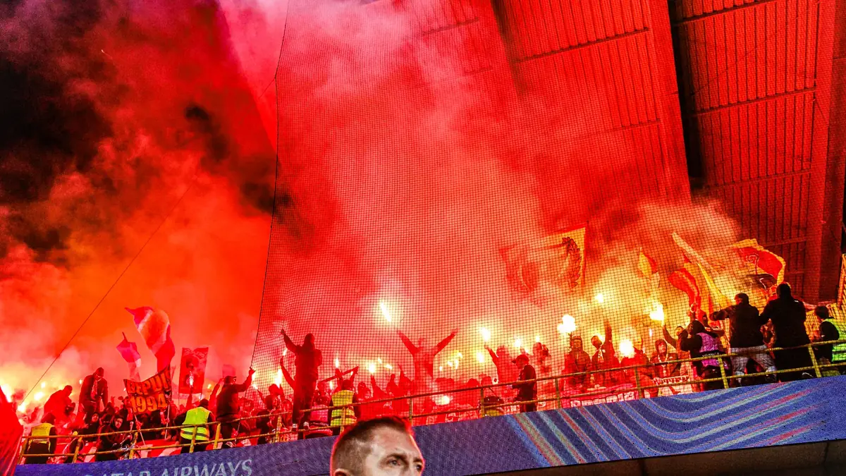 Supporters du RC Lens et leurs fumigènes dans le parcage visiteurs de Bruges, Ligue des champions, 21 octobre 2026