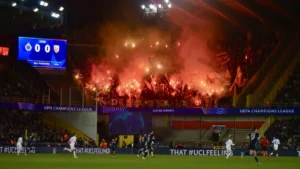 Fumigènes dans le parcage des supporters lensois pendant Bruges-Lens en Ligue des champions, octobre 2026