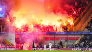 Fumigènes dans le parcage des supporters du RC Lens lors de Bruges-Lens en Ligue des champions, 21 octobre 2026