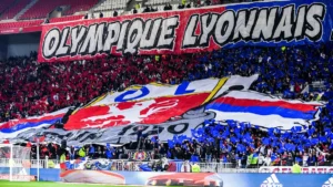 Tifo des supporters de l'Olympique Lyonnais dans les tribunes du Groupama Stadium