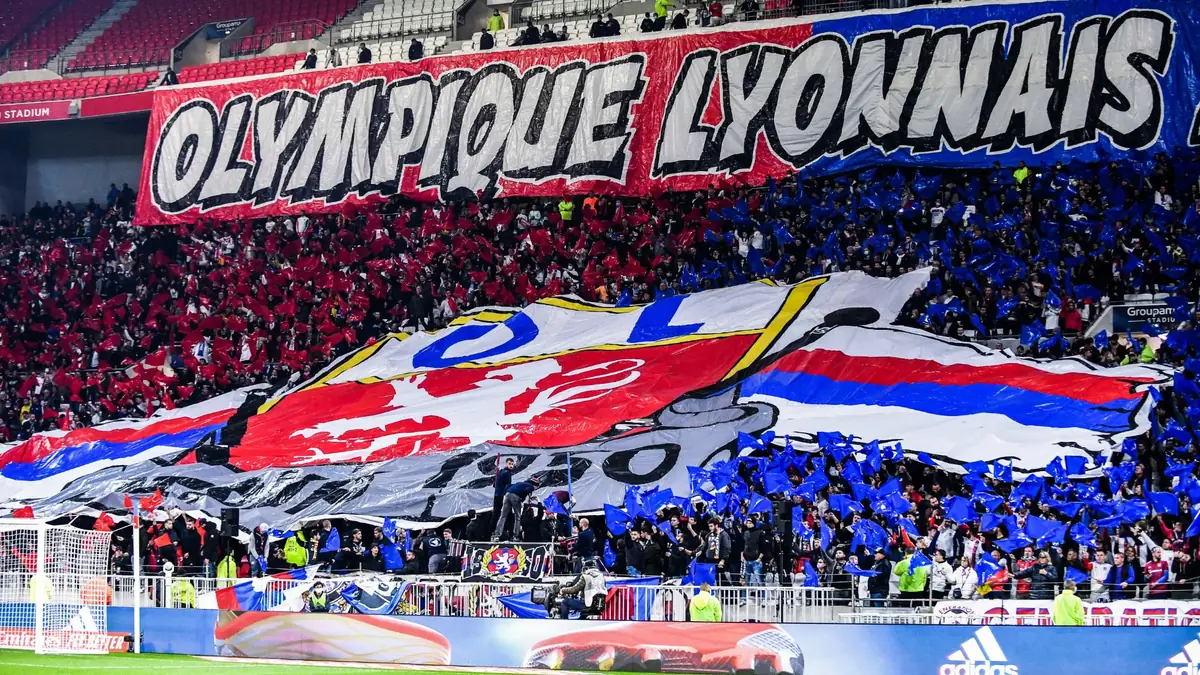 Tifo des supporters de l'Olympique Lyonnais dans les tribunes du Groupama Stadium