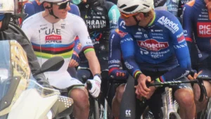 Tadej Pogacar en maillot arc-en-ciel d'UAE Emirates XRG au départ de Milan-San Remo, mars 2026