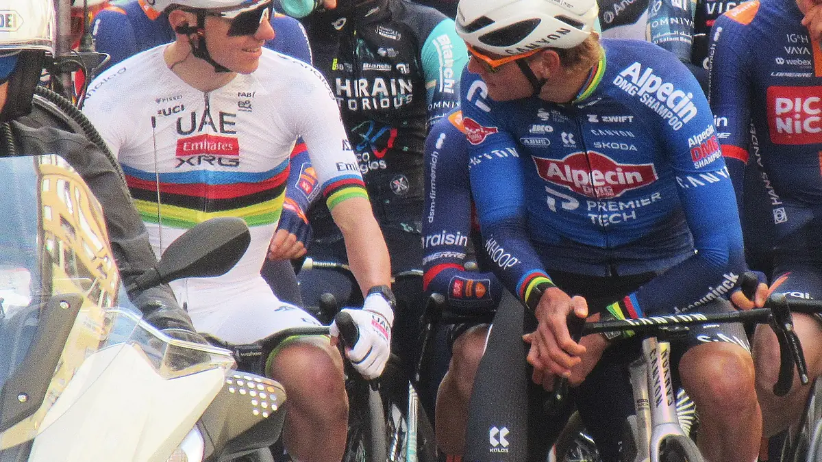 Tadej Pogacar en maillot arc-en-ciel d'UAE Emirates XRG au départ de Milan-San Remo, mars 2026