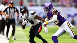Tank Dell, receveur des Houston Texans, ballon en main face à un défenseur des Minnesota Vikings