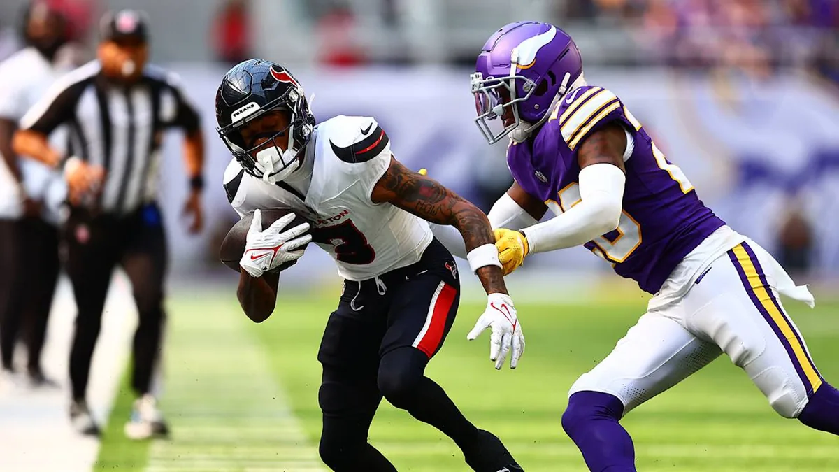 Tank Dell, receveur des Houston Texans, ballon en main face à un défenseur des Minnesota Vikings