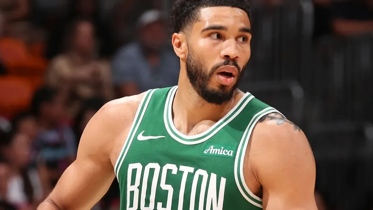 Jayson Tatum sous le maillot vert des Boston Celtics pendant un match de NBA