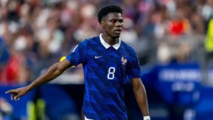Aurélien Tchouaméni sous le maillot de l'équipe de France pendant un match