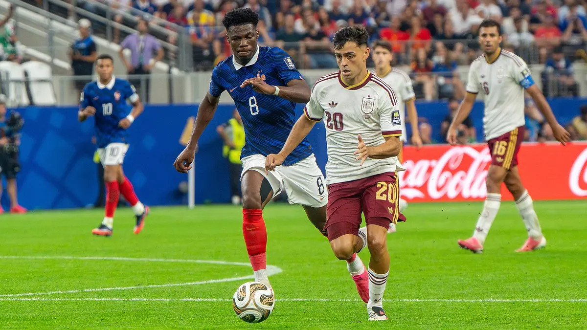 Aurélien Tchouaméni à la poursuite de Pedri lors de France-Espagne, demi-finale du Mondial 2026, le 14 juillet