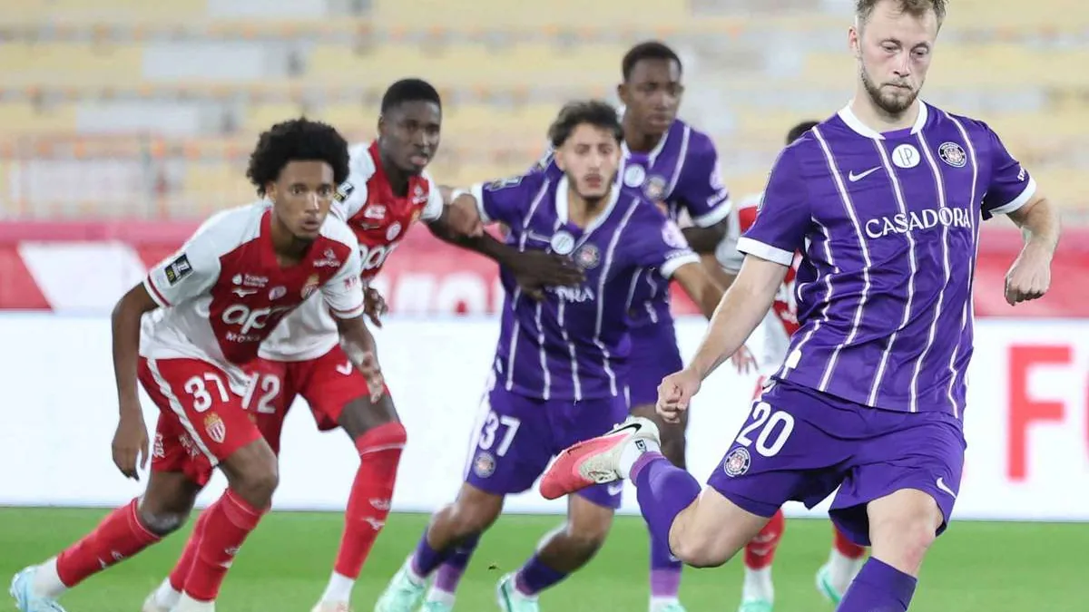 Casper Tengstedt frappe sous le maillot de Toulouse face à Monaco en Ligue 1, le 10 octobre 2026